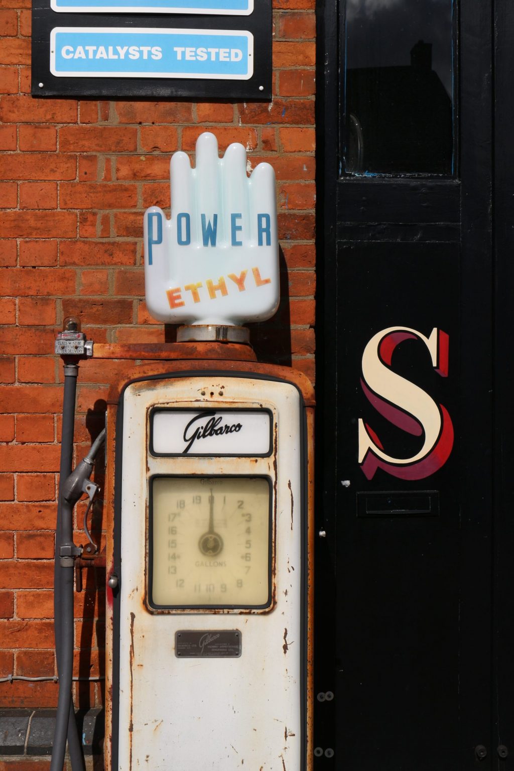 Take a tour of Britain's preserved and crumbling local petrol stations ...