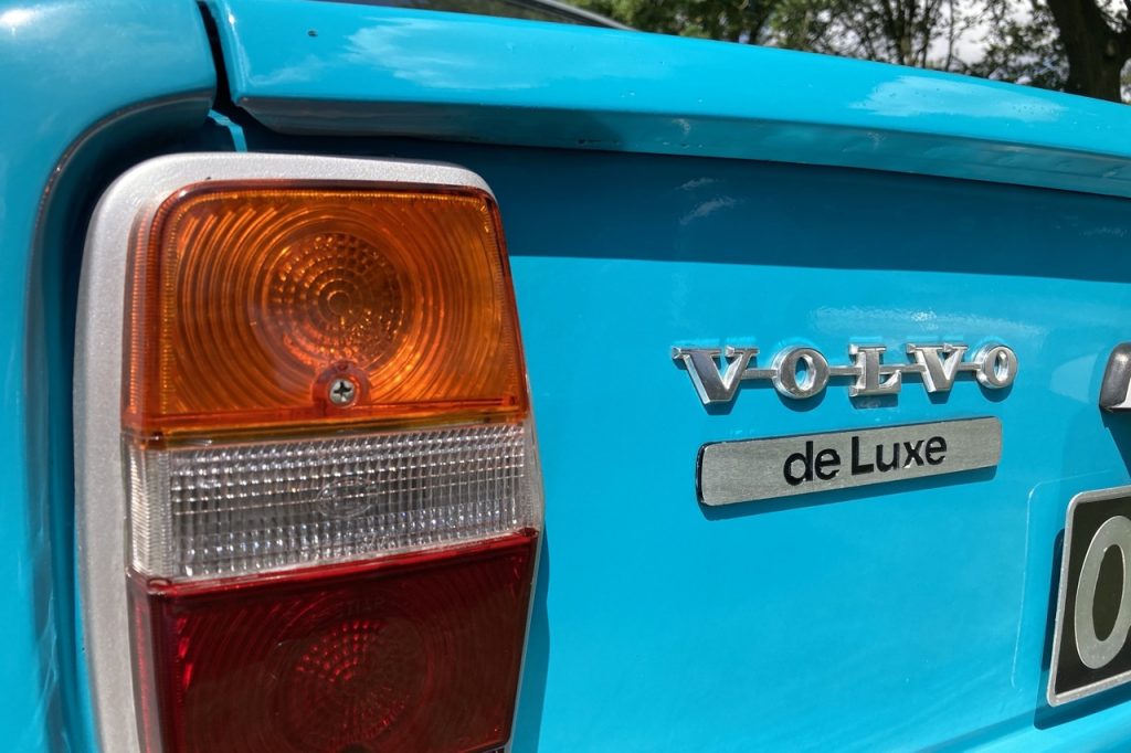 1971 Volvo 144-badge close up