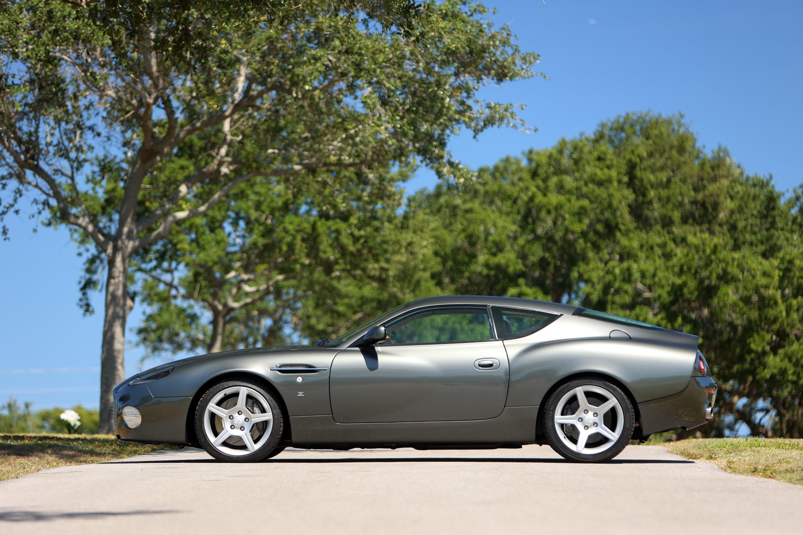 Spark 1:43 S0375 - Aston Martin DB7 Zagaro Coupé Vert 2003 - Miniature Occasion