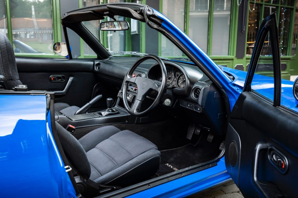 1991 Mazda MX-5 interior