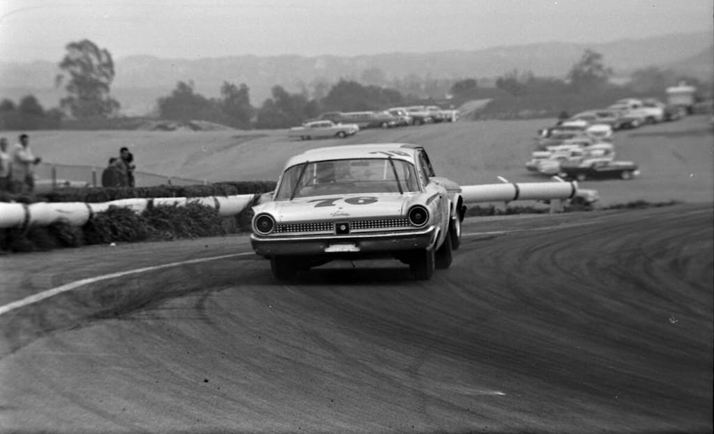 Parnelli-Jones-Driving-1961-Ford-at-USAC