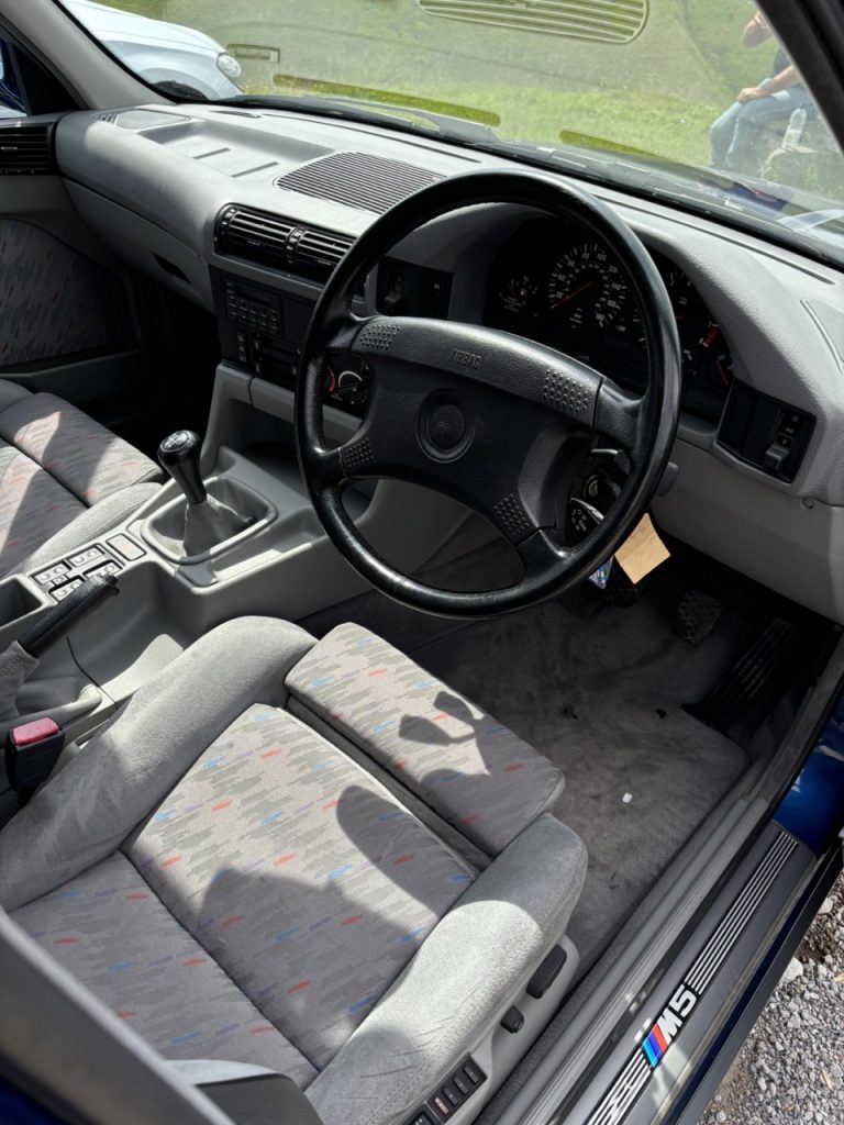 BMW M5 E34 cockpit