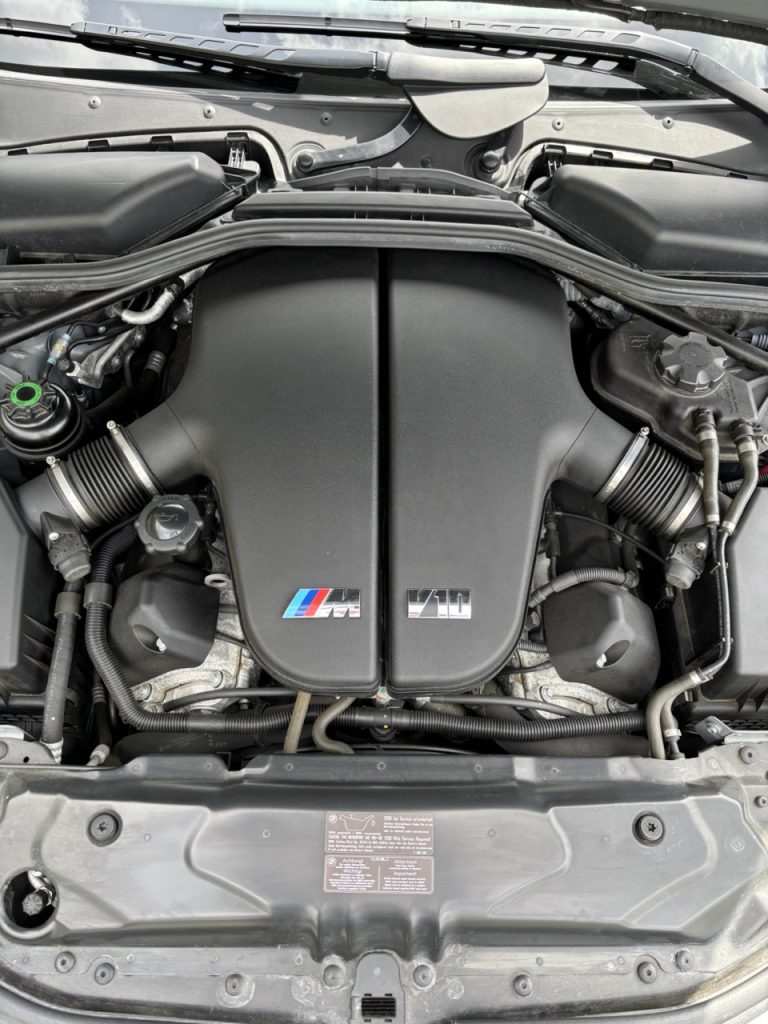 BMW M5 E60 V10