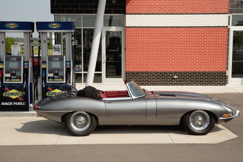 1961 Jaguar E-Type side