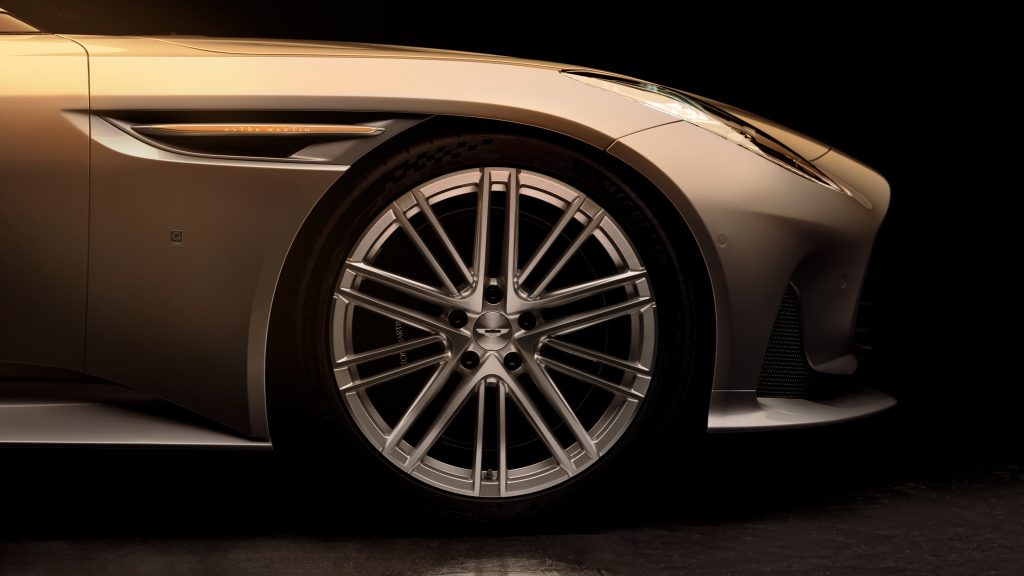 Aston Martin DB12 Goldfinger Edition_10