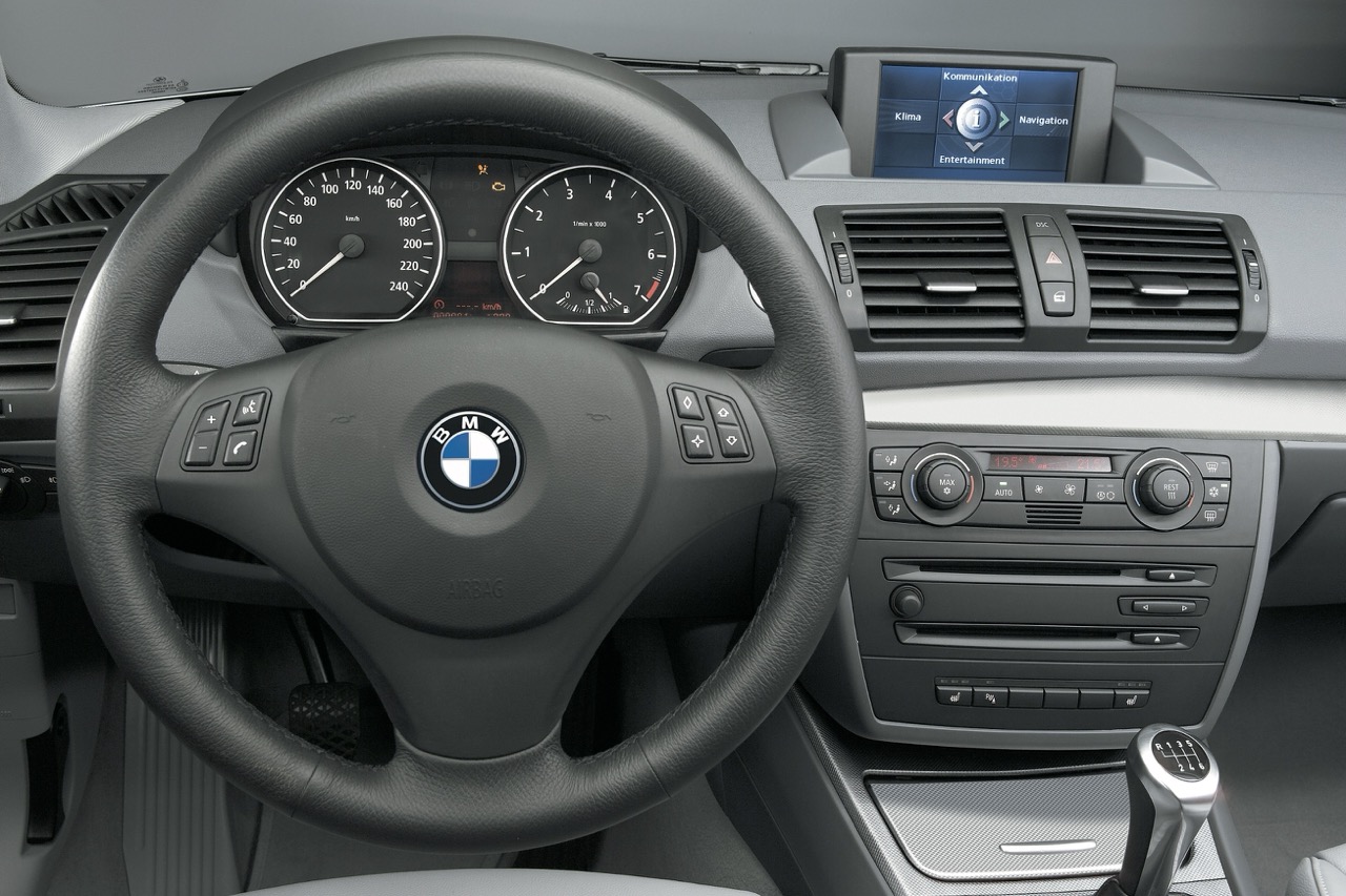 BMW 1 Series steering wheel shifter dash