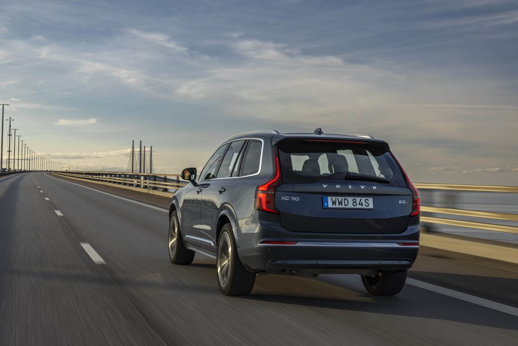 New Volvo XC90 B5 - dynamic 04