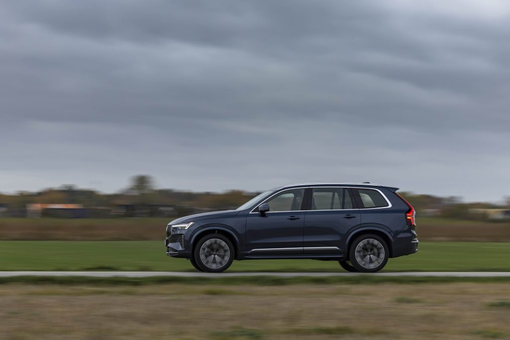 New Volvo XC90 B5 - dynamic 34