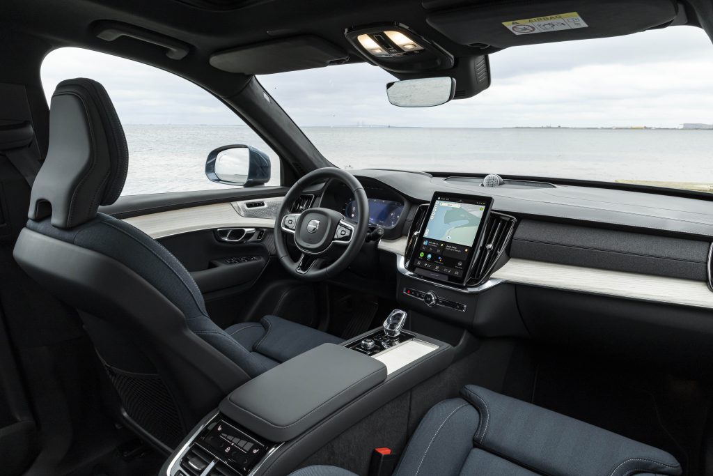 New Volvo XC90 B5 - interior 01