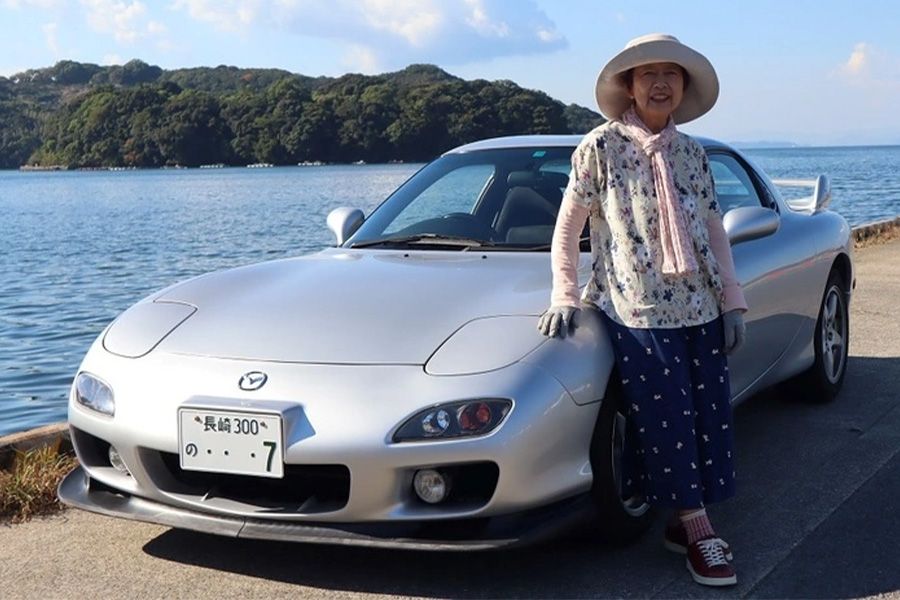 Watch an 80-Year-Old Japanese Woman Return Her RX-7 to Mazda After Hanging Up Her Driving Gloves