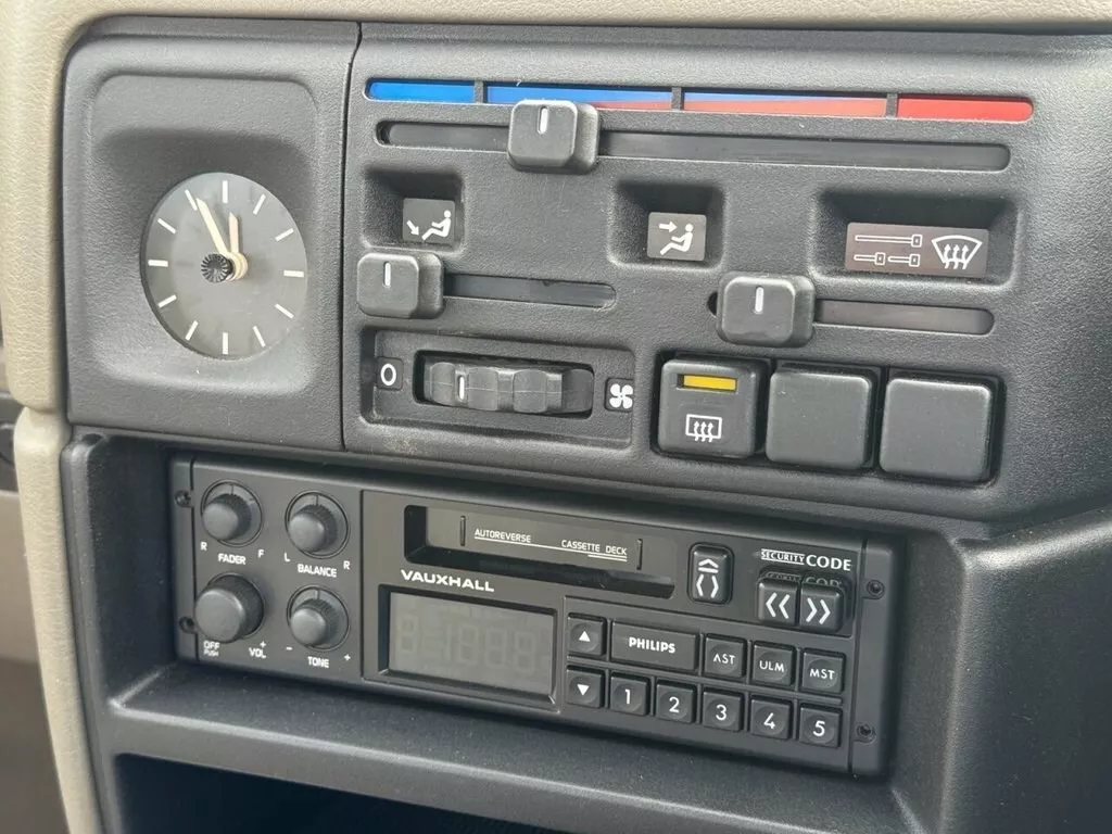 1990 Vauxhall Cavalier radio heater controls