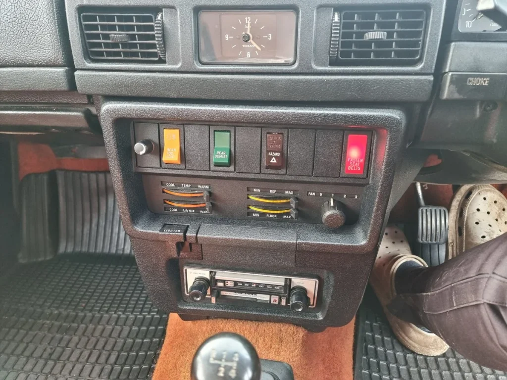 1975 Volvo 244 centre console