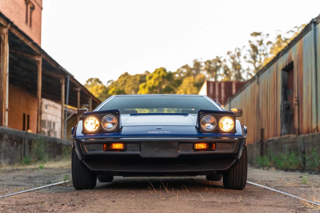 Lotus Esprit frontal lights up