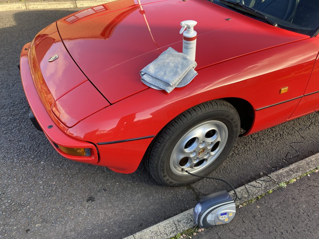 Tyre pressure check on Porsche 944