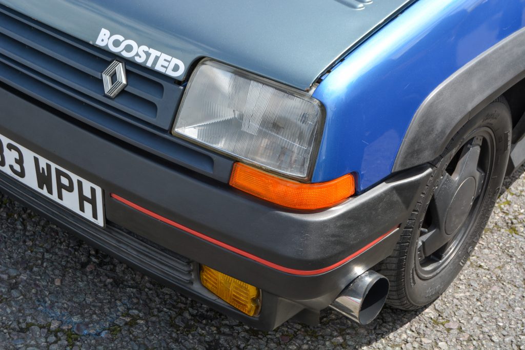 Close-up of the front headlight of a blue Renault 5 GT Turbo 