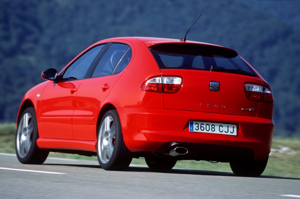 Red SEAT Leon Cupra R