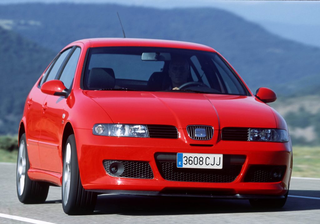 Red SEAT Leon Cupra R
