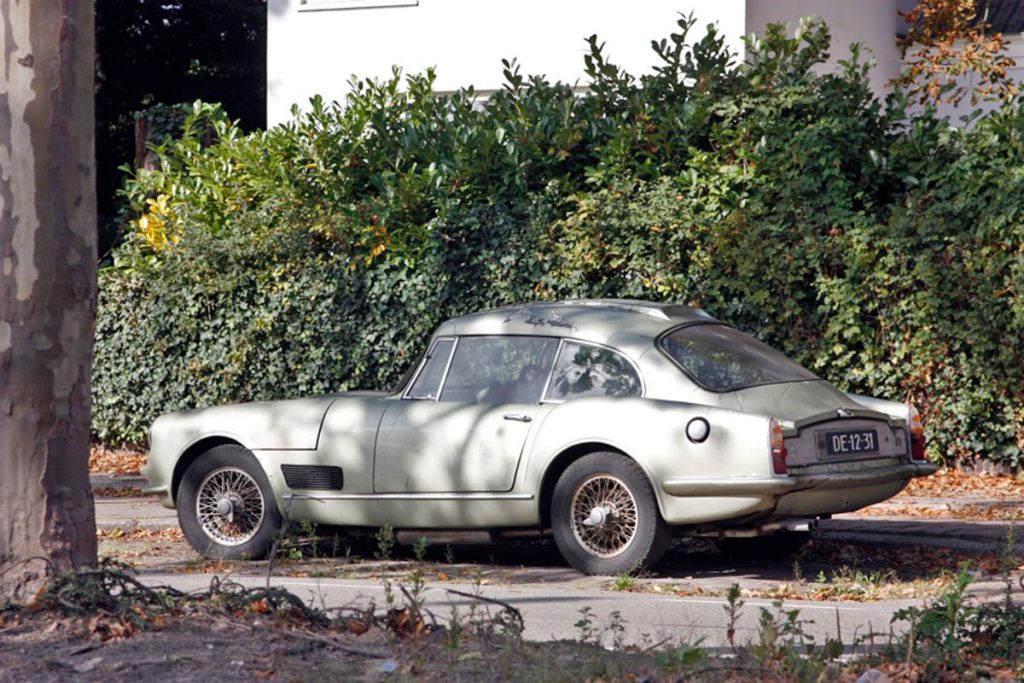 Reliant Sabre parked on a road