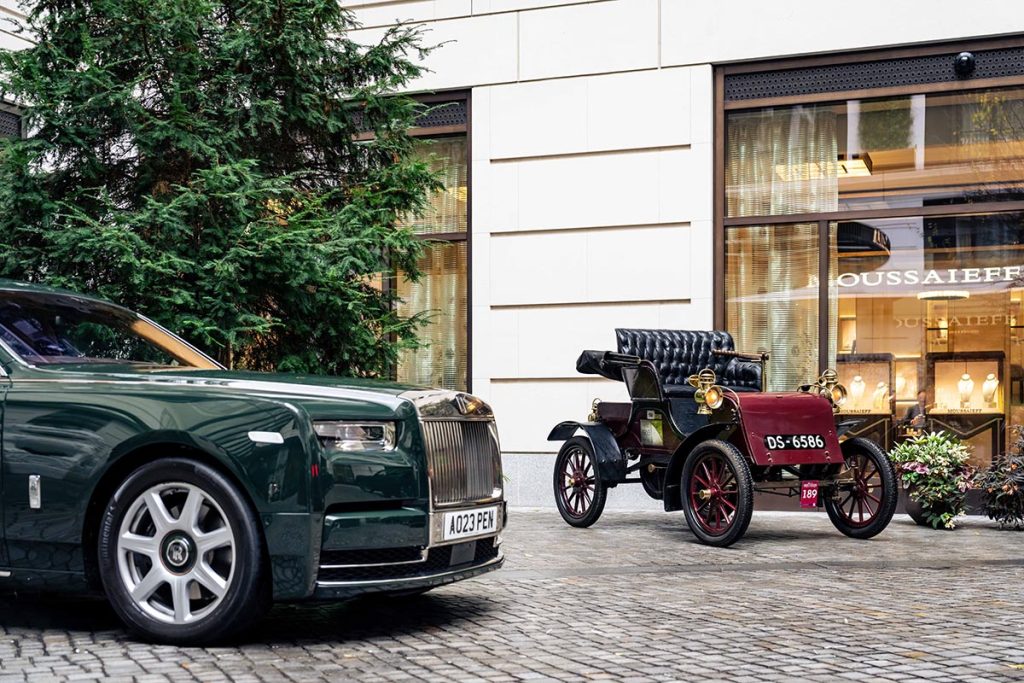 Knox Model C parked next to Bentley outside of the Peninsula