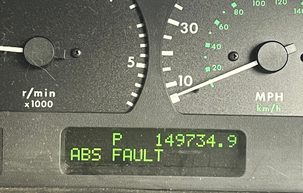 An ABS FAULT message on the instrument cluster of a Range Rover P38