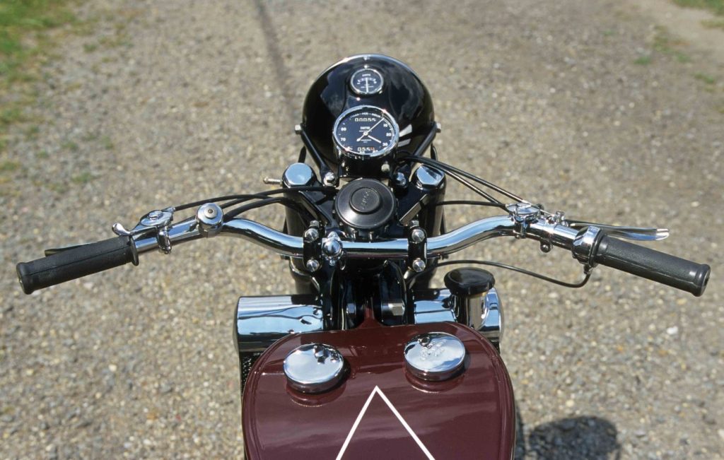 Cockpit and fuel tank assembly of a maroon classic motorcycle